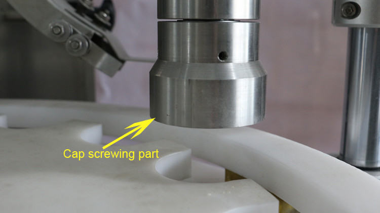 ਕੈਪਟ ਸੀਲਿੰਗ ਅਤੇ ਸਟਾਰ ਵ੍ਹੀਲ ਚੱਲਣ ਵਾਲੀ 500 ਮਿ.ਲੀ. ਗੋਲ ਬੋਤਲ ਭਰਨ ਵਾਲੀ ਮਸ਼ੀਨ