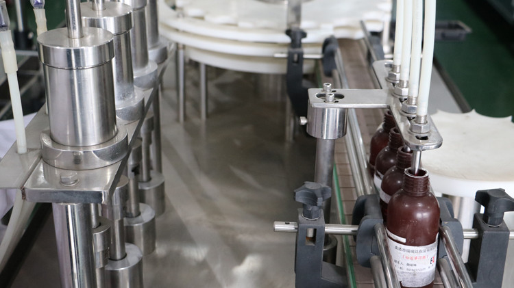 ਕੈਪਟ ਸੀਲਿੰਗ ਅਤੇ ਸਟਾਰ ਵ੍ਹੀਲ ਚੱਲਣ ਵਾਲੀ 500 ਮਿ.ਲੀ. ਗੋਲ ਬੋਤਲ ਭਰਨ ਵਾਲੀ ਮਸ਼ੀਨ